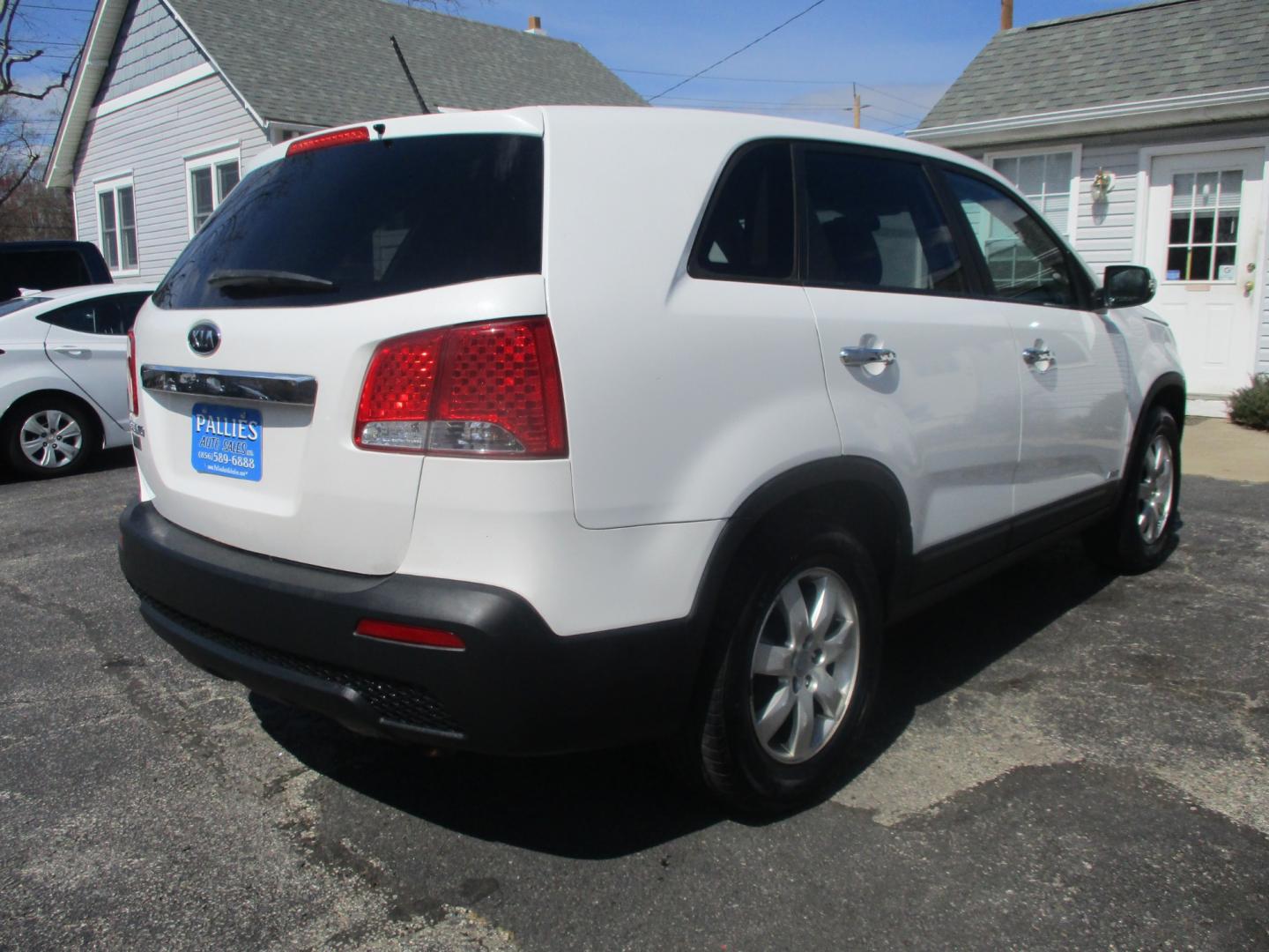 2013 WHITE Kia Sorento (5XYKTCA6XDG) with an 2.4L L4 DOHC 16V engine, AUTOMATIC transmission, located at 540a Delsea Drive, Sewell, NJ, 08080, (856) 589-6888, 39.752560, -75.111206 - Photo#5